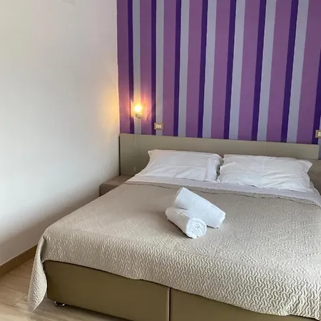 Sorrento Inn Lodge לינה וארוחת בוקר 4*